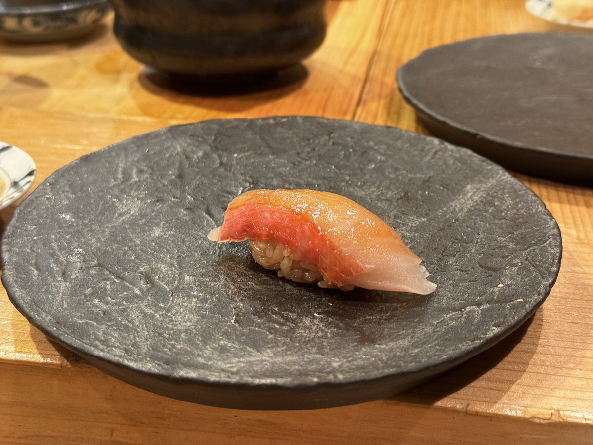 without_cell's tweet photo. 本日もTinderでマッチした女の子と鮨を食べたけど、やっぱり写真とちょっと違った。。。どうしたら本当に可愛い子とマッチできるのか😇
1人2万円分きっちり奢りました🍣 https://t.co/KK7NECBlwP