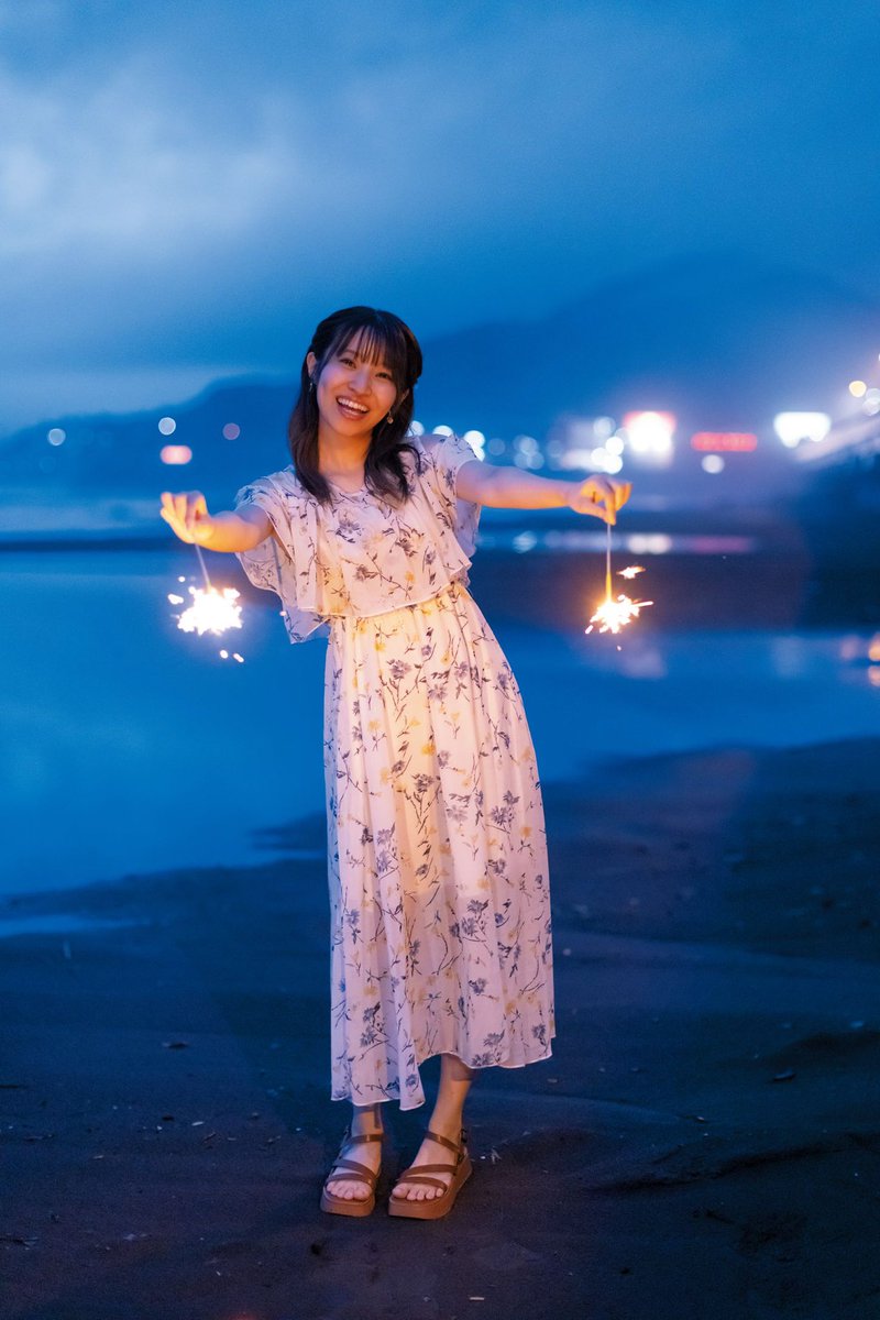 nacchannaccha's tweet photo. 『村上奈津実2nd写真集 Natsumi Memorial』から夏の思い出
 #花火なっちゃん のオフショット動画を。
サイン本の締め切りは12月4日です。
残り僅かな物もあるので、お早めに。

https://t.co/kuzmMFLjim

#村上奈津実
#なっちゃんと新婚旅行
#なつめも
#村上奈津実2nd写真集
#ボイスプラス
#VC https://t.co/MVJ6m4xY0v