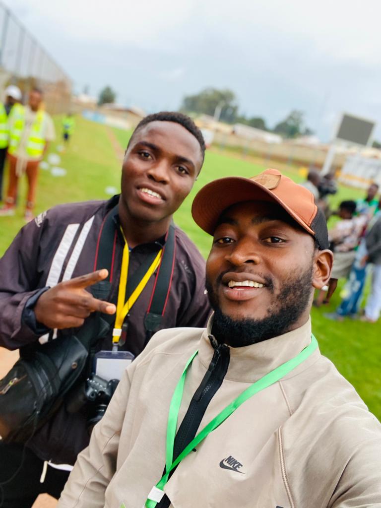 RACING_TPO's tweet photo. #RACFSFC #MTNELITETWO23_24 La couverture médiatique de cette rencontre porte la signature de 2 passionnés du football local: Joshua aux commentaires du live Facebook et Nereus pour la couverture photos
Tous nos remerciements à @Kosi_foottalk et @StreetTv_Sports
Merci Messieurs 🫡 https://t.co/GzxX1UTnS8