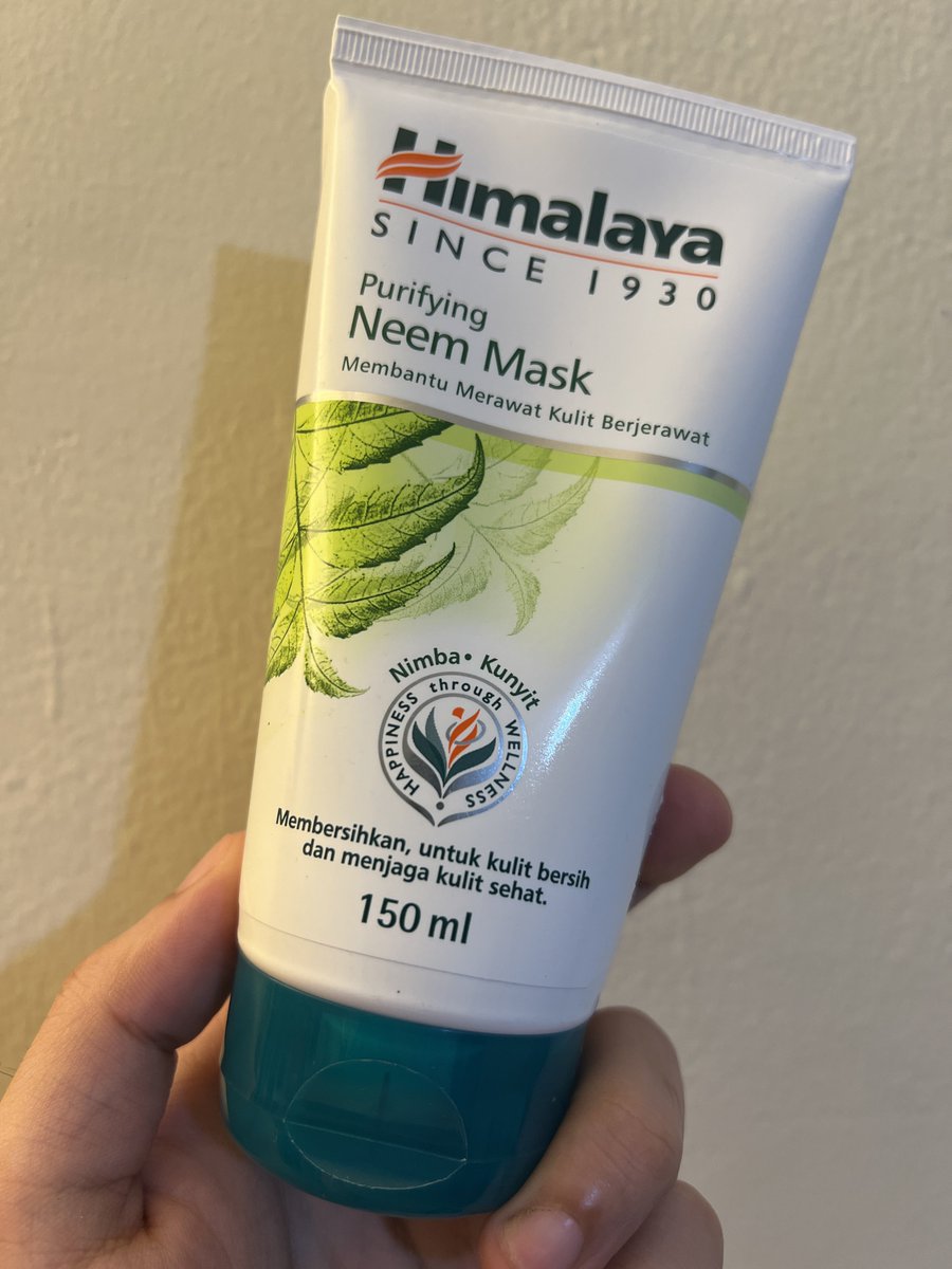 BanyuSadewa's tweet photo. Pernah viral sbg skincare yg ampuh buat ngatasin jerawat, kemudian terlupakan karna gempuran skincare baru. Neem Mask nya Himalaya masih jd andelan gw sampe skrg buat bersihin pori2 kulit. Ada sensasi “puas” pas pake muka berasa cekit2. Bagus juga buat memperbarui tekstur kulit. https://t.co/LWDWC0xTNZ