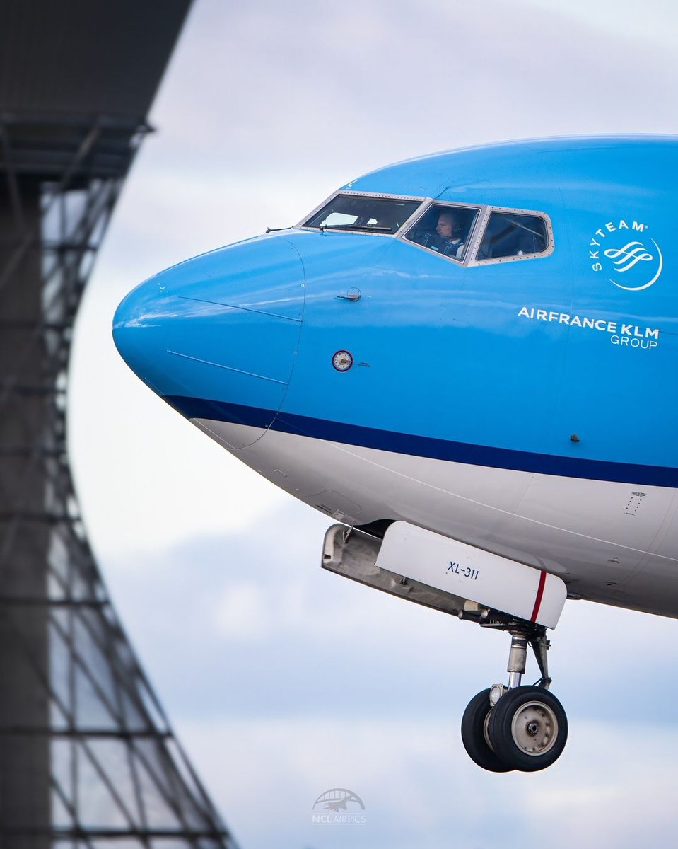 Nose to the sky 🛫😍 Mark captured this beautiful shot of @KLM Royal Dutch Airlines 737 departing for Amsterdam last week. 📸: @nclairpics