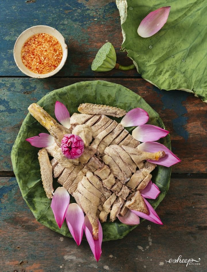 Dotheevolution3's tweet image. [Việt Nam Miếng Ngon]
CÁCH LÀM “LIÊN ÁP” - VỊT HẤP SEN NON THƠM MỀM
/Món ngon bổ mát chỉ có khi sen mùa hè nở rộ/
Một món ngon thay cho lời chúc tới các sĩ tử thi cử đỗ đạt, vượt vũ môn xuất sắc. Bạn có biết là món gì không?
Đó chính là Liên Áp - Vịt hấp…