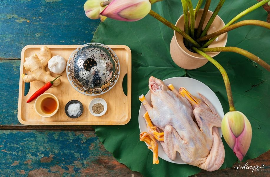 Dotheevolution3's tweet image. [Việt Nam Miếng Ngon]
CÁCH LÀM “LIÊN ÁP” - VỊT HẤP SEN NON THƠM MỀM
/Món ngon bổ mát chỉ có khi sen mùa hè nở rộ/
Một món ngon thay cho lời chúc tới các sĩ tử thi cử đỗ đạt, vượt vũ môn xuất sắc. Bạn có biết là món gì không?
Đó chính là Liên Áp - Vịt hấp…