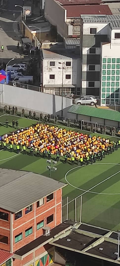 MLobca's tweet image. Esto esta pasando en el Colegio San Agustin  #ElMarques . tienen presos dentro del colegio. Estan violentando los derechos de los niños . Las clases no han sido suspendidas en el colegi,  alli  estan los niños @RCamachoVzla @TarekWiliamSaab @ReutersVzla  @El_Noticiero