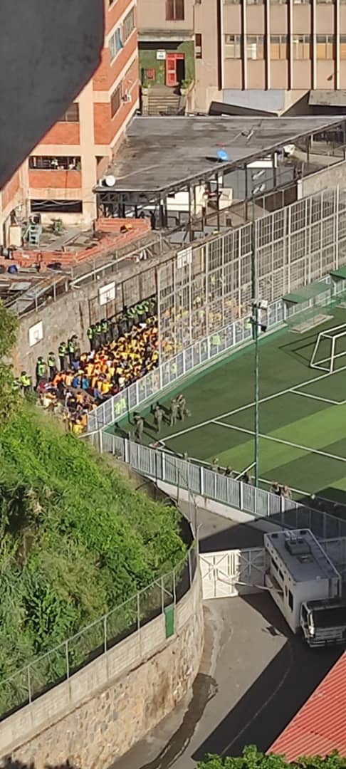 MLobca's tweet image. Esto esta pasando en el Colegio San Agustin  #ElMarques . tienen presos dentro del colegio. Estan violentando los derechos de los niños . Las clases no han sido suspendidas en el colegi,  alli  estan los niños @RCamachoVzla @TarekWiliamSaab @ReutersVzla  @El_Noticiero