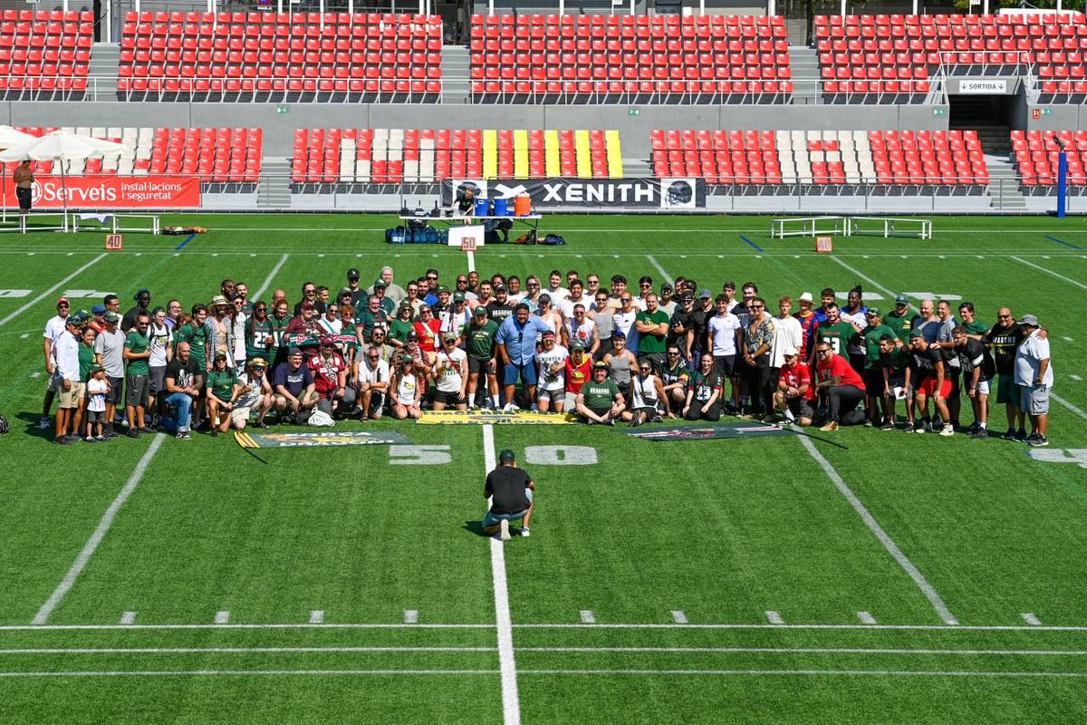 Aquí hi erem, i aquí hi serem.
Ben aviat els @Dragons_BCN tornaran a trepitjar la gespa, i nosaltres a fer-nos sentir!
🏈🐲🔥