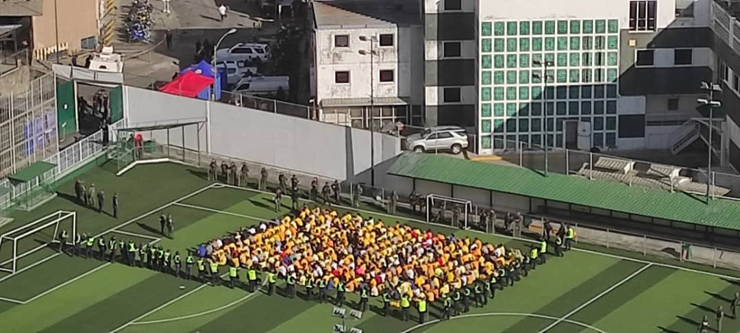 yessicaicedo's tweet image. Situación irregular en el Colegio San Agustín de El Marqués, la guardia nacional tomó las instalaciones del colegio para un procedimiento con los presos de la zona 7. Están violando los derechos de los niños @MinpublicoVEN ⁦⁦@TarekWiliamSaab⁩