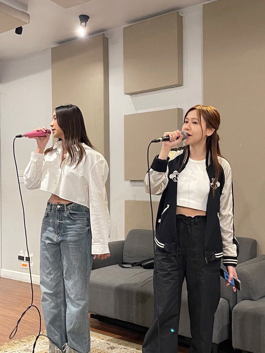 [ภาพหลุด!!🫣]

อีกไม่กี่วันก็จะได้เจอกันแล้วว ทางนี้ซ้อมพร้อมลุย ทางนู้นพร้อมร้องเพลงไปด้วยกันละยางงงง 🥰🎤
#peanutbutterjellyAN
#TeamAimazing #NoeyKanteera