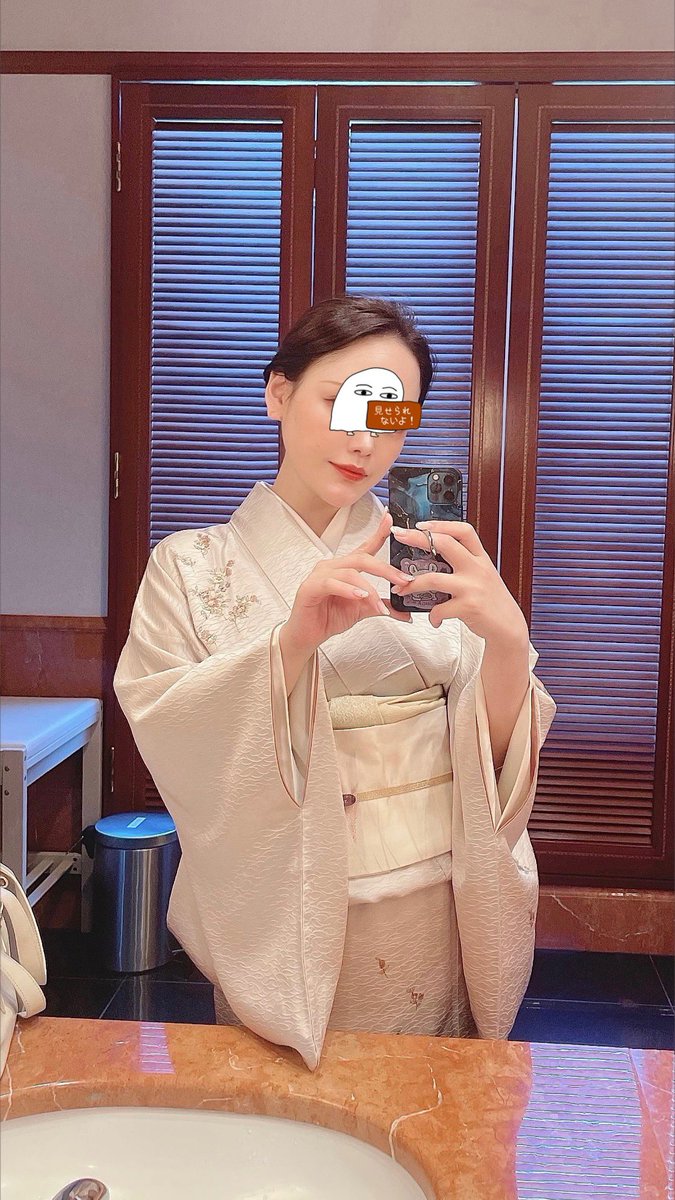 uyorixx's tweet photo. 先日、これで従兄弟の結婚式に行きました。
伯父の部下たちに「酒が足りてねぇなァ〜〜！！」「酒酒酒酒ェ！！」「ヤニヤニヤニヤニィ！！！」と酒ヤクザかまして、その後5次会までしました。

とても元気です。(痛風が) https://t.co/EA895grFIJ