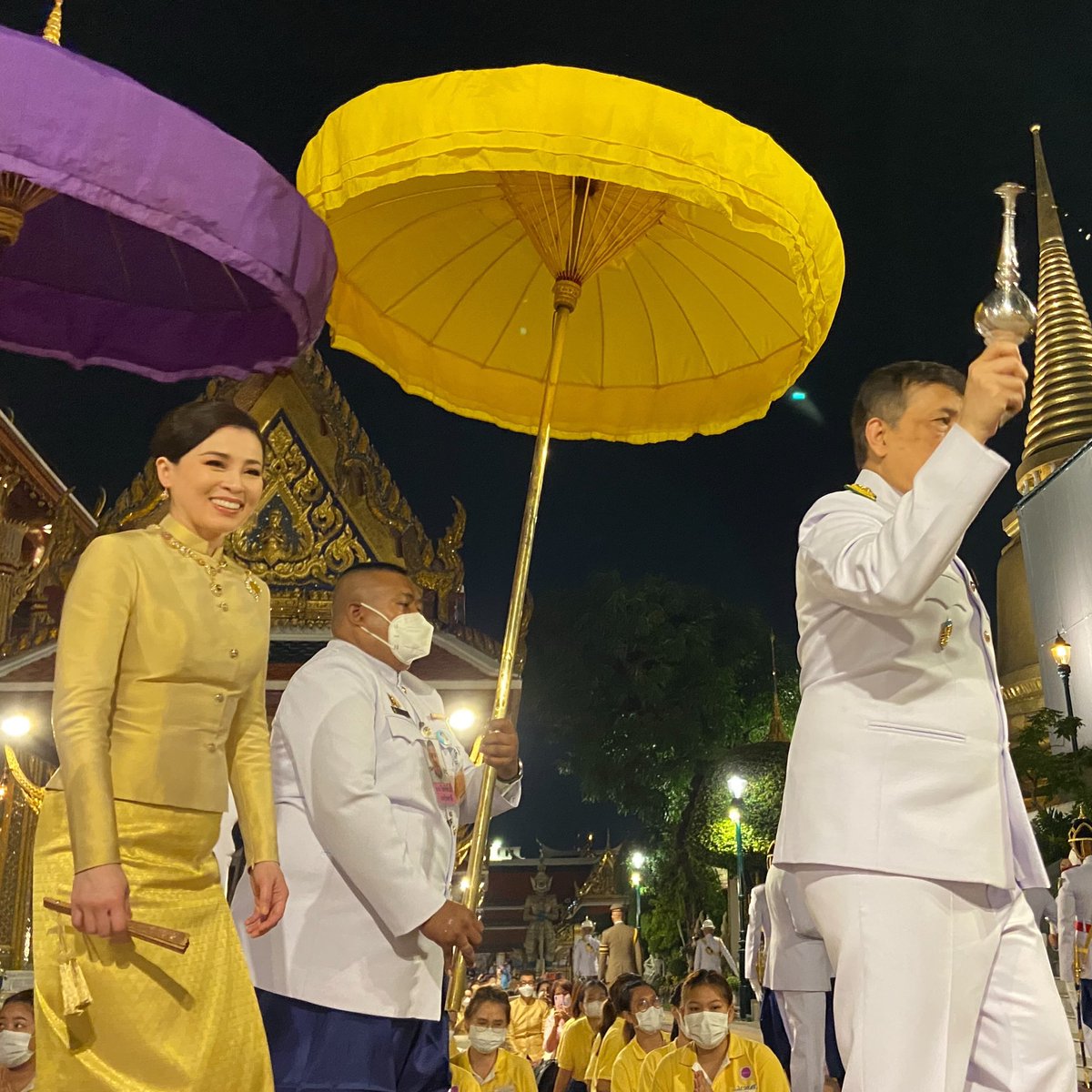Hermajesty2521's tweet photo. ในหลวง พระราชินี เสด็จฯ ทรงเปลี่ยนเครื่องทรงฤดูฝนพระพุทธมหามณีรัตนปฏิมากร เป็นเครื่องทรงฤดูหนาว ประจำปีพุทธศักราช ๒๕๖๖ 
.
#KingVajiralongkorn #QueenSuthida confirm the ceremony of changing the seasonal attire for the Emerald Buddha into winter attire. https://t.co/8mbmIcWwH8