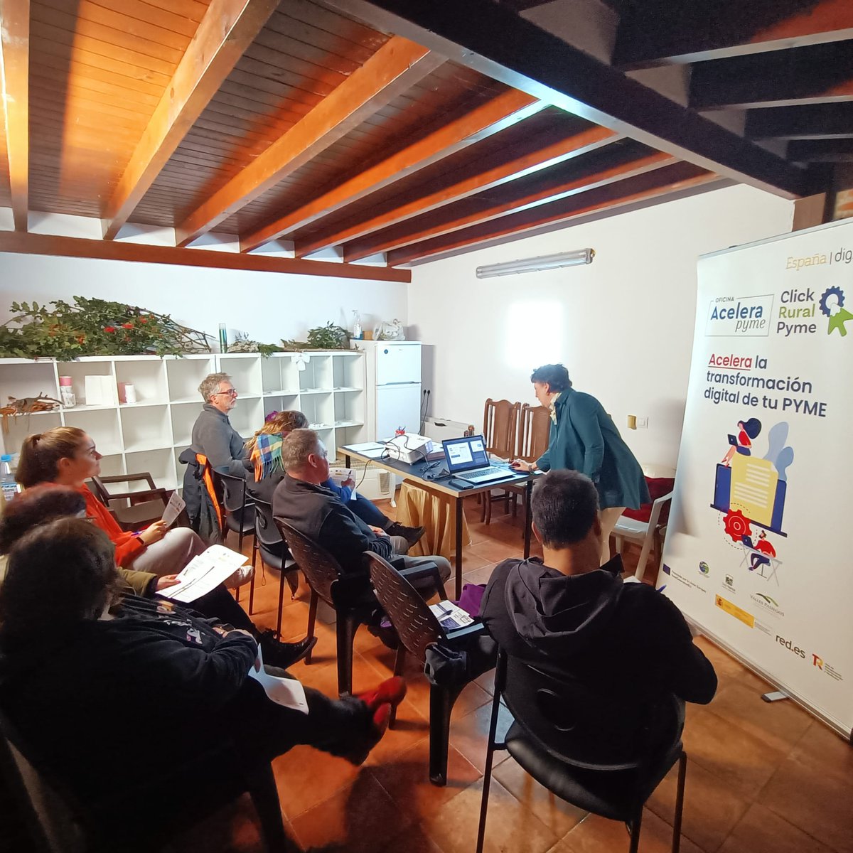 ClickRuralPyme's tweet photo. Dinámica jornada en #LaBusta en la que pymes y autónomos se interesaron por el #KitDigital
Gracias a los asistentes y a la Asociación de Mujeres La Cueva del Linar y al Ayto #AlfozDeLloredo por su colaboración 🤝🤲💼
Seguimos impulsando la #TransformaciónDigital en #SajaNansa🚀 https://t.co/XfBXeKa2hk