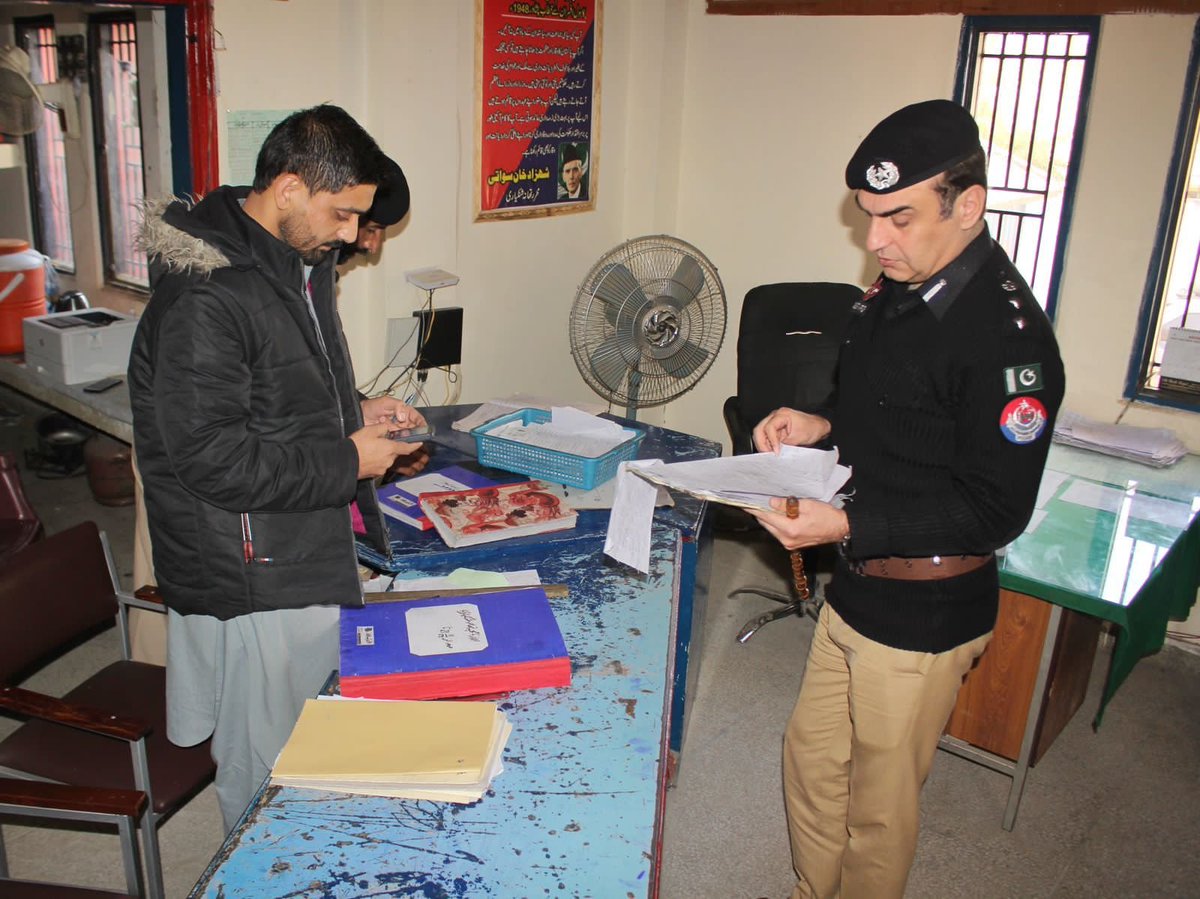 KP_Police1's tweet photo. ڈی پی او مانسہرہ ظہور بابر آفریدی کا تھانہ شنکیاری کا اچانک دورہ۔
ڈی پی او مانسہرہ نے تھانہ کا ریکارڈ چیک کیا، حوالات، تھانہ کےمختلف شعبہ جات اور رہائشی عمارات کا جائزہ لیا۔
تھانے میں آئے ہوئے سائلین سے ملاقات کی اور انکے مسائل کو قانون کے مطابق حل کرنے کی ہدایات جاری کی۔ https://t.co/4GXalGqeMV