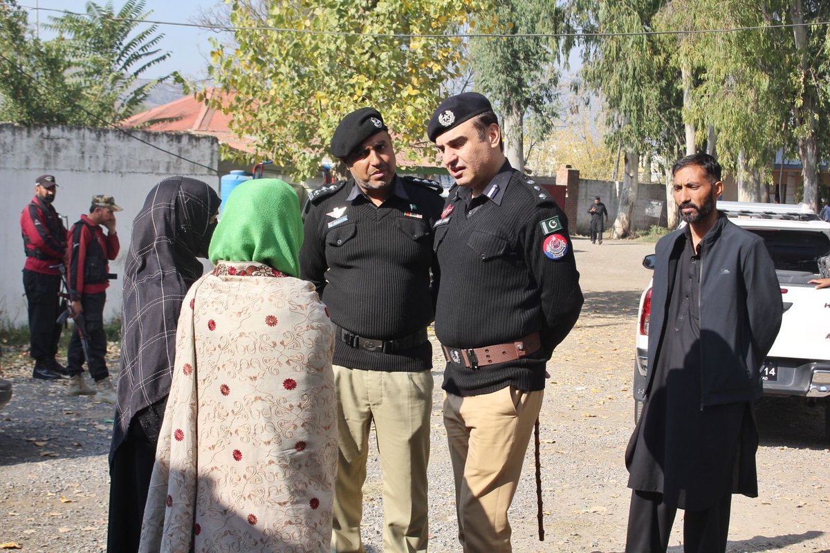 KP_Police1's tweet photo. ڈی پی او مانسہرہ ظہور بابر آفریدی کا تھانہ شنکیاری کا اچانک دورہ۔
ڈی پی او مانسہرہ نے تھانہ کا ریکارڈ چیک کیا، حوالات، تھانہ کےمختلف شعبہ جات اور رہائشی عمارات کا جائزہ لیا۔
تھانے میں آئے ہوئے سائلین سے ملاقات کی اور انکے مسائل کو قانون کے مطابق حل کرنے کی ہدایات جاری کی۔ https://t.co/4GXalGqeMV