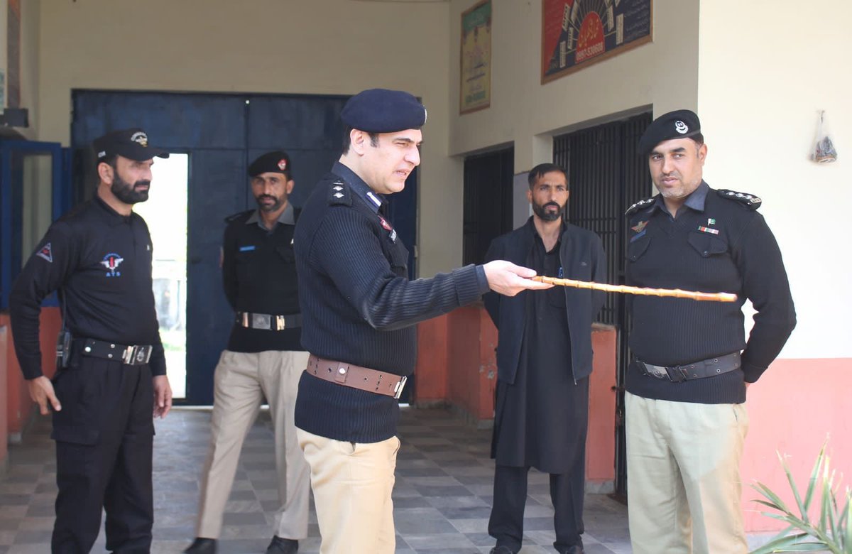 KP_Police1's tweet photo. ڈی پی او مانسہرہ ظہور بابر آفریدی کا تھانہ شنکیاری کا اچانک دورہ۔
ڈی پی او مانسہرہ نے تھانہ کا ریکارڈ چیک کیا، حوالات، تھانہ کےمختلف شعبہ جات اور رہائشی عمارات کا جائزہ لیا۔
تھانے میں آئے ہوئے سائلین سے ملاقات کی اور انکے مسائل کو قانون کے مطابق حل کرنے کی ہدایات جاری کی۔ https://t.co/4GXalGqeMV