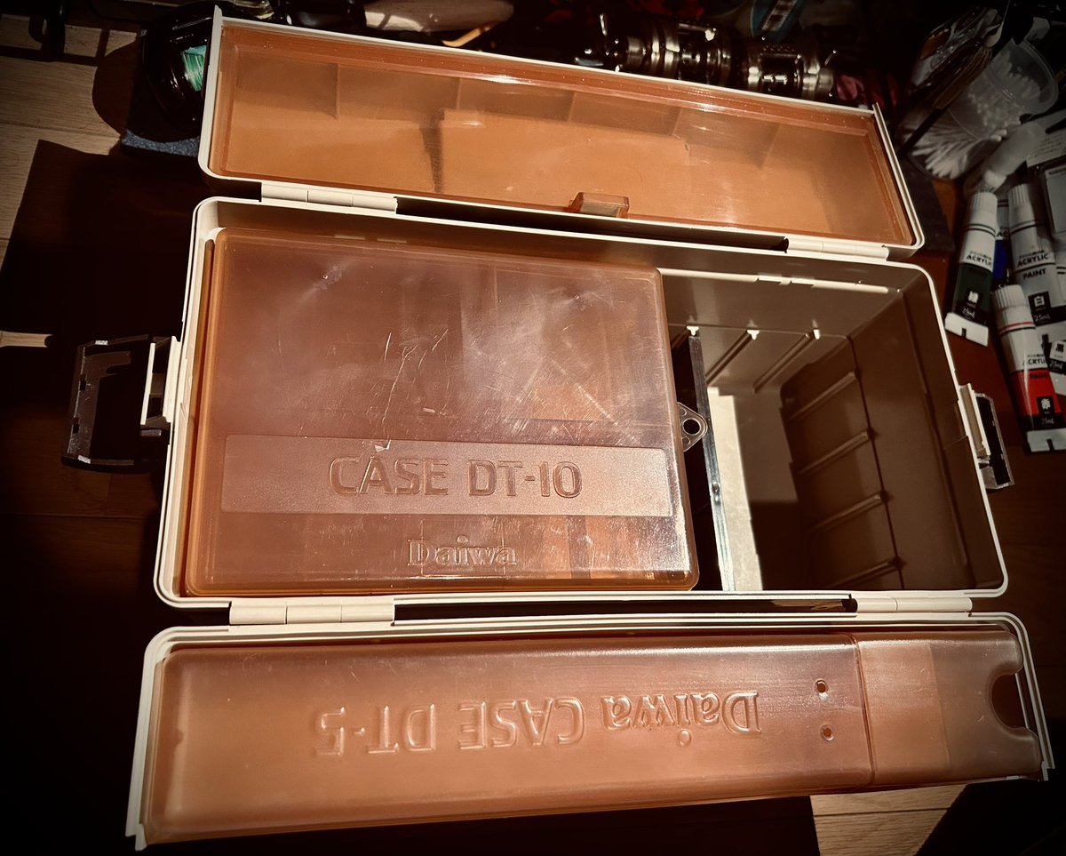 kunroom's tweet photo. サイズ感、色合い、ステンシル(ネーム)、両開き…最高☺️
1650円でしたが迷わず❗️

ちなみに中に入ってるケースDT10が小中の頃のメインBOXでしたw

#ダイワ
#DT90 https://t.co/9OVixAa1i2