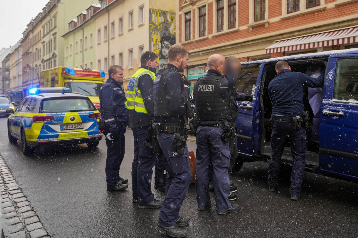 vuecritique's tweet image. In #Dresden wurde heute Morgen eine #Abschiebung durchgesetzt. Doch offenbar verzweifelt, floh der Mann aus dem Fenster auf ein Dach, drohte sich mit einem Messer zu verletzen. Als Spezialkräfte anrückten, kam der Mann herunter und wurde verhaftet.