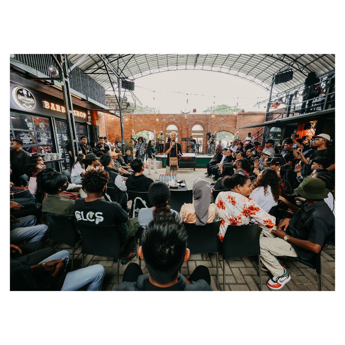 Bersama anak-anak muda Merauke kita menyepakati satu hal: creative hub yang jadi pusat pelatihan skill dan pendampingan bisnis harus berdiri di seluruh Indonesia. Dari sini kelak lahir jutaan enterpreneur muda yang menyelesaikan beragam persoalan bangsa. Yuk kita wujudkan