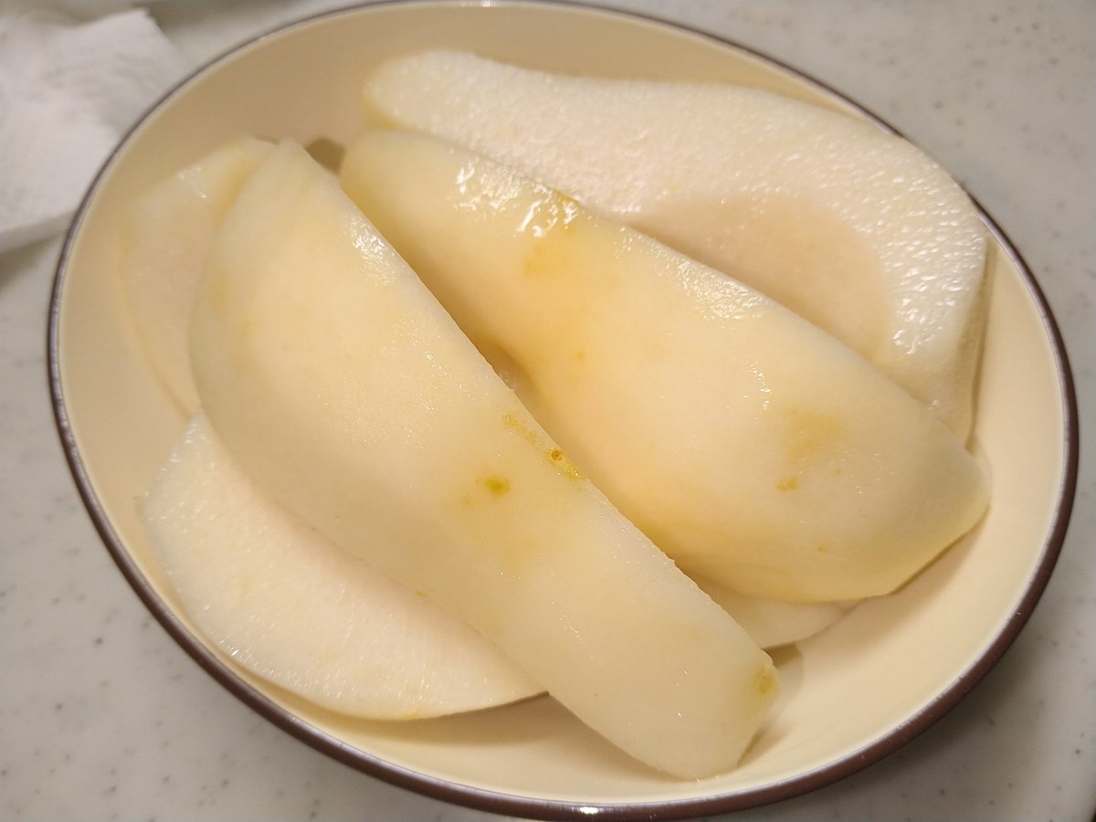 今年初ル・レクチェ超(゜д゜)ンマーイ! いつもは到着後、数日間追熟しなくては食べ頃にならないのだけれど、今年のは何個か良い感じのがあったので早速食べてみたら、甘くて美味くて最高だった。夏が暑くて長かったせいかしら? 