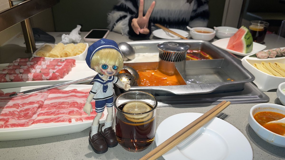 Circle_bu's tweet photo. 赤ちゃんを連れて "海底撈"を食べに行った ☺️ でも赤ちゃんはお皿に頭から落ちてしまった🥲🥲🥲家に帰って狂ったように洗った！😭😭
#USJホラーナイト #USJハロウィーン #USJハロウィン水兵くん #ポゼッスドプレイシングス
#ob11 #gsc https://t.co/wu8uEE0MDV
