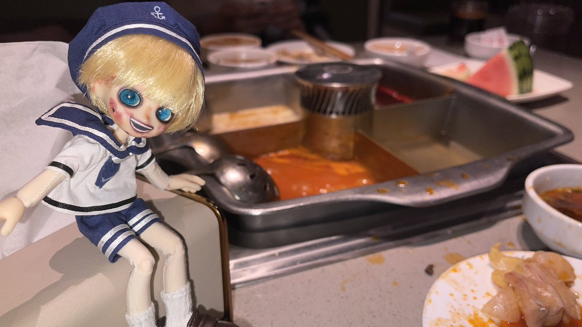 Circle_bu's tweet photo. 赤ちゃんを連れて "海底撈"を食べに行った ☺️ でも赤ちゃんはお皿に頭から落ちてしまった🥲🥲🥲家に帰って狂ったように洗った！😭😭
#USJホラーナイト #USJハロウィーン #USJハロウィン水兵くん #ポゼッスドプレイシングス
#ob11 #gsc https://t.co/wu8uEE0MDV