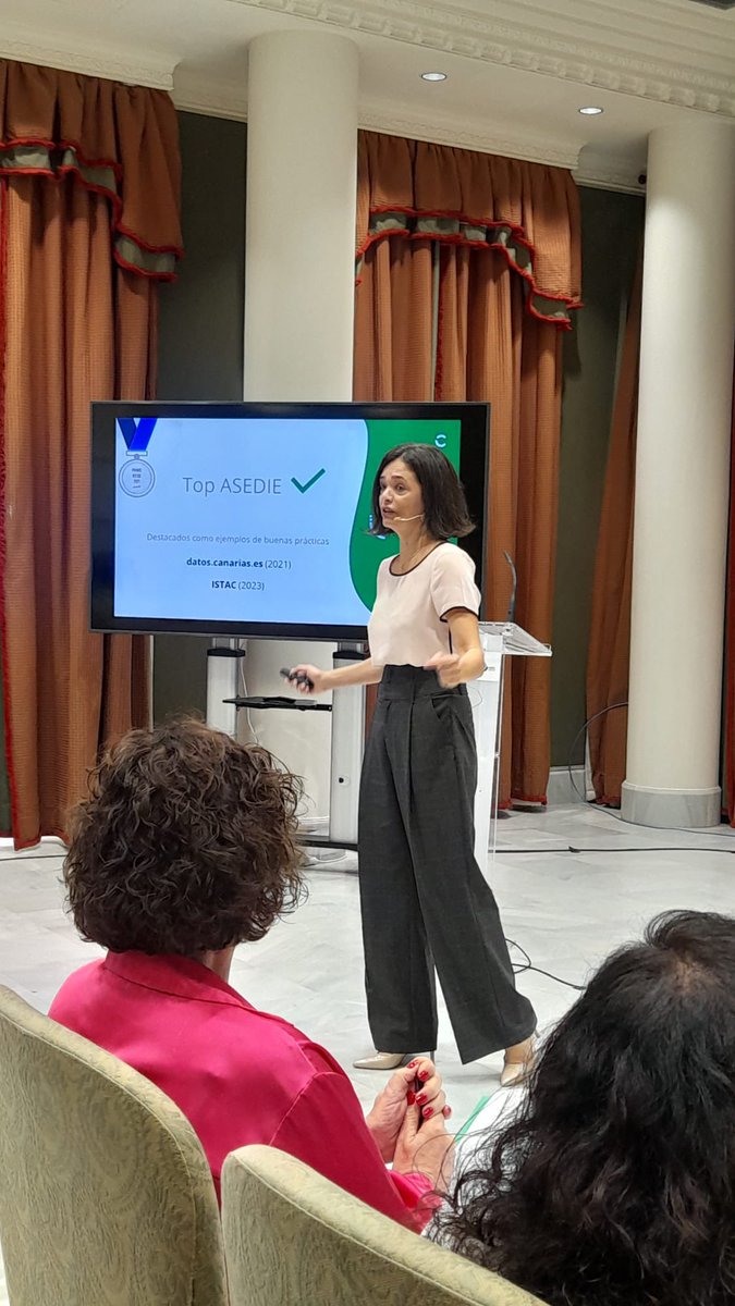 istac_es's tweet photo. 🔊 ¿Por qué los #datosabiertos son tan valiosos? ¿Cómo se gestionan en #Canarias? Nuestra compañera @albericagr presenta el proceso y puesta en marcha del #portal de datos abiertos, que vivió en primera persona, en el #ForoCITER organizado por @AdmPcasGobcan.
#GobiernoAbierto https://t.co/d2KOuRdSrl