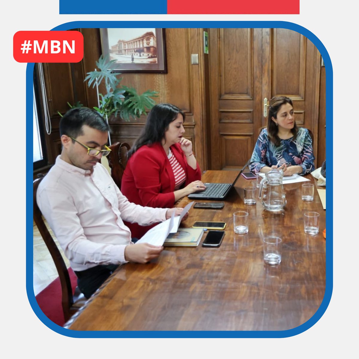 MetroBBNN's tweet photo. Nuestra ministra @Marce_Sandoval_ y nuestro seremi @SeremiAHidalgo se reunieron ayer con representantes de la Fundación Violeta Parra. En el #MBN trabajamos día a día para atender de la mejor manera posible las necesidades de las organizaciones de la sociedad civil. https://t.co/ZoBydPEmEH
