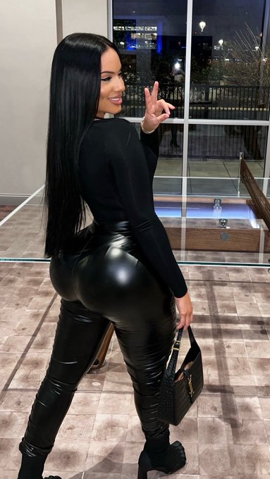 All black everything 🐈&zwj;⬛ https://t.co/TyjVWiRR6z