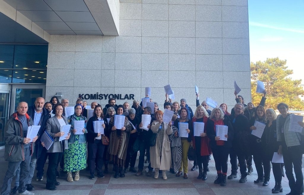 Yurttaşın #EkokırımYasa tasarısını 28,800 imza ile TBMM dilekçe komisyonuna ilettik. Milletvekillerimiz ile görüştük, yasa teklifimizi anlattık. 

Bu yolda emek veren, katkı koyan tüm doğa ve yaşam savunucularına selam olsun.