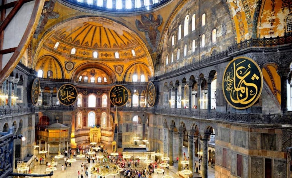Hagia Sophia's dome risks collapse - Pieces of dome fall next to visitors (VIDEO) greekcitytimes.com/2023/11/29/tur…