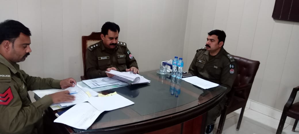 DspSdpocitycht's tweet photo. جناب ڈی ایس پی سٹی سرکل سجاد حسین صاحب کا تھانہ رجوعہ کا سرپرائز وزٹ ۔ ایس ایچ او محمد ضیاء اور اور دیگر  IO's سے میٹنگ ۔تھانہ میں جاری کام کا بھی جائزہ لیا ۔فرنٹ ڈیسک، حوالات اور باقی تمام امور کا بھی جائزہ لیا تمام افسران کو اپنا کام نیک نیتی سے کرنے کی ہدایت۔ https://t.co/5B2Nhw0HIF