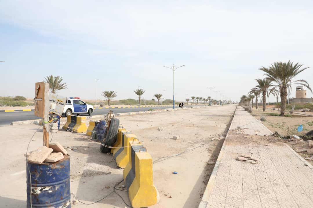 HdrGov's tweet photo. توجيهاتٌ لمحافظ حضرموت بفتح الإتجاه الثاني للطريق العام الدولي لمطار الريان. https://t.co/DHdyMhtHr3
