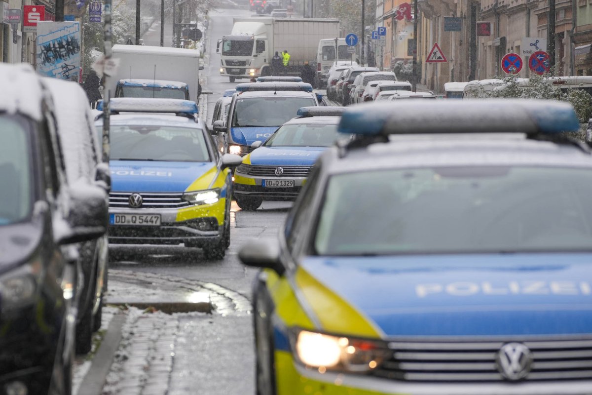 vuecritique's tweet image. In #Dresden wurde heute Morgen eine #Abschiebung durchgesetzt. Doch offenbar verzweifelt, floh der Mann aus dem Fenster auf ein Dach, drohte sich mit einem Messer zu verletzen. Als Spezialkräfte anrückten, kam der Mann herunter und wurde verhaftet.