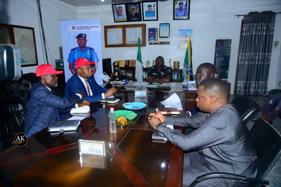 ODSACA1's tweet photo. Today's Joint Advocacy visit to the Nigeria Police Force to commemorate this year's World AIDS Day.
@NACANigeria
@OndoInformation 
@OndoStateHealth 
#letcommunitieslead 
#communitiesleadershiptoendaidsby2030 https://t.co/EQS0A8Wr2V