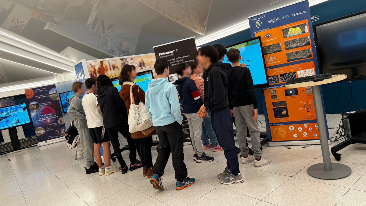 Maison_IA's tweet photo. [#visiteMIA] CLG @BertyCollege🎒

✔️Découvrir les avantages &amp; inconvénients des véhicules autonomes, prise de conscience de dilemmes moraux liés à l’IA #moralemachine
✔️Comprendre la classification en IA #teachablemachine
✔️Expérimenter le facetracking #drone https://t.co/3TXmONl52B