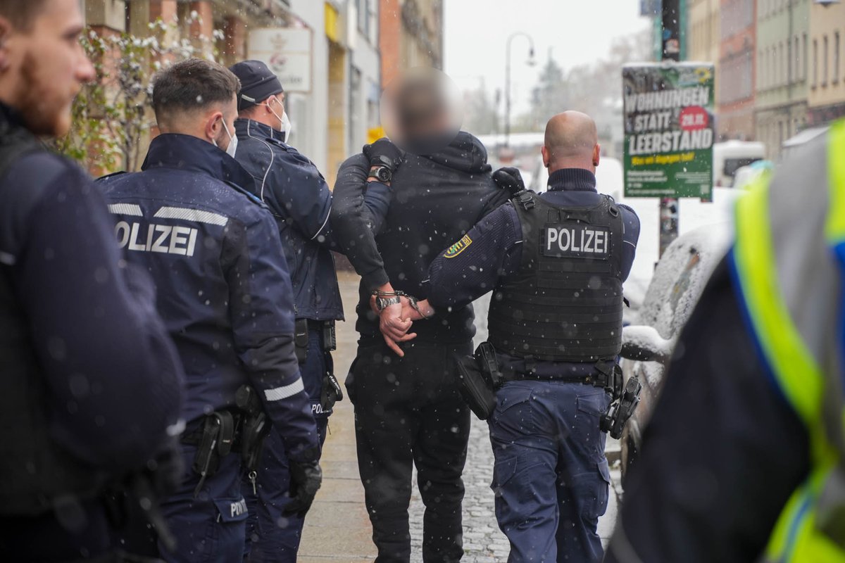 vuecritique's tweet image. In #Dresden wurde heute Morgen eine #Abschiebung durchgesetzt. Doch offenbar verzweifelt, floh der Mann aus dem Fenster auf ein Dach, drohte sich mit einem Messer zu verletzen. Als Spezialkräfte anrückten, kam der Mann herunter und wurde verhaftet.