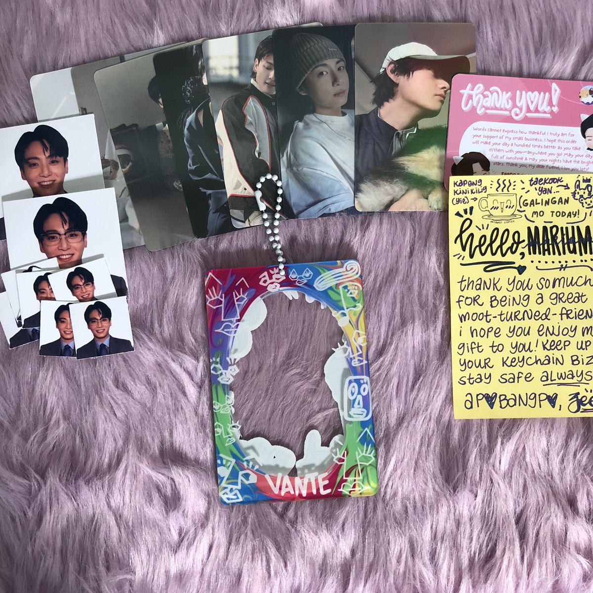 1995THV_'s tweet photo. ♡… #wintermails
mail from ate @pjmsilogcart ~ the pretty photocard holder came home naaa, sakto rin sa dating ng jk pcs ko 🥹🫶 thankyou so much ate zee for this gifttt!! kilig ako sa id pics ni jungkook, and sa tinry ko na freebies sa holder, pogi nila so much 🥹🩷 https://t.co/9WkV6eK6jd