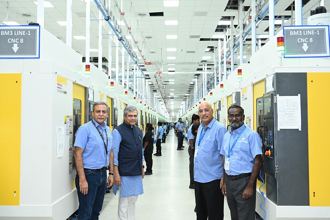 AshwiniVaishnaw's tweet photo. In 9.5 years, we have reached a level where we can have export-led growth in electronics sector.

📍Tata’s iPhone manufacturing plant, Hosur https://t.co/XdBrVBrfr8