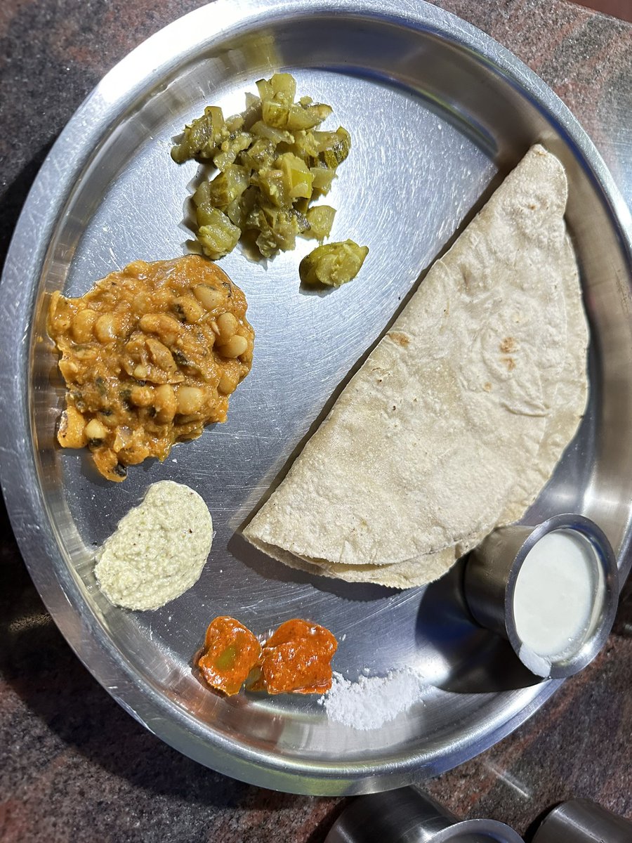 A #simplemeal is soul satisfying:)
If you are in yellapura…try this meal at hotel thalaguppa
A mom her son & daughter in law are in charge.
That cucumber dish was so good! I learnt the recipe 👌