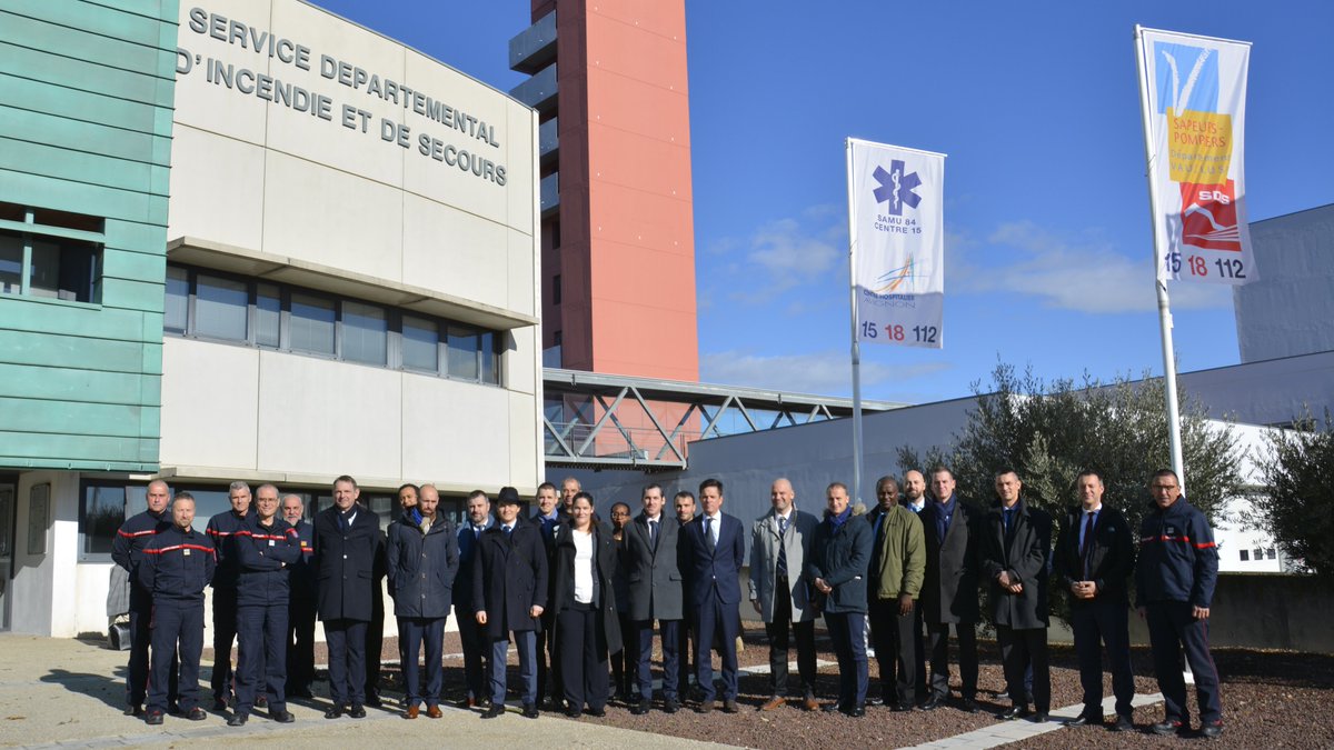 sdis84's tweet photo. #Découverte du #SDIS84 pour les stagiaires de l'@ecoledeguerre : visite de la plateforme 15-18-112 et de la caserne d'Avignon avec l'équipe de direction https://t.co/GS0D6x5odu