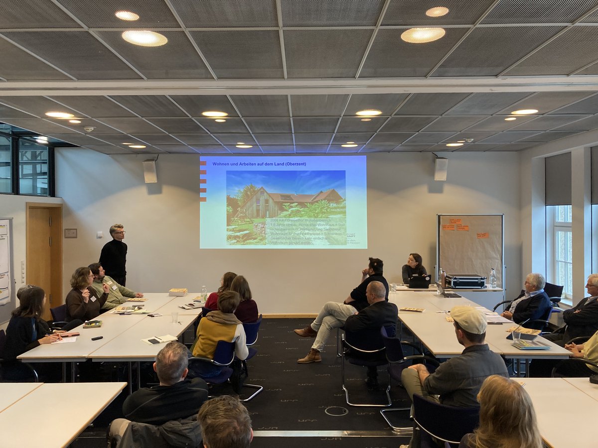 Wie gelingen #Bauwende &amp; #Wohnwende im ländlichen Raum? Antworten in unserem Workshop bei den RENN.tagen! Impulse geben ua. Gitta Schnaut <a href="/ARL_Hannover/">ARL</a> &amp; Jan Korte <a href="/RNE_DE/">Nachhaltigkeitsrat</a>, anschl. erarbeiten die Teilnehmenden Handlungsansätze + Impulse für die Dt Nachhaltigkeitsstrategie.

#Land