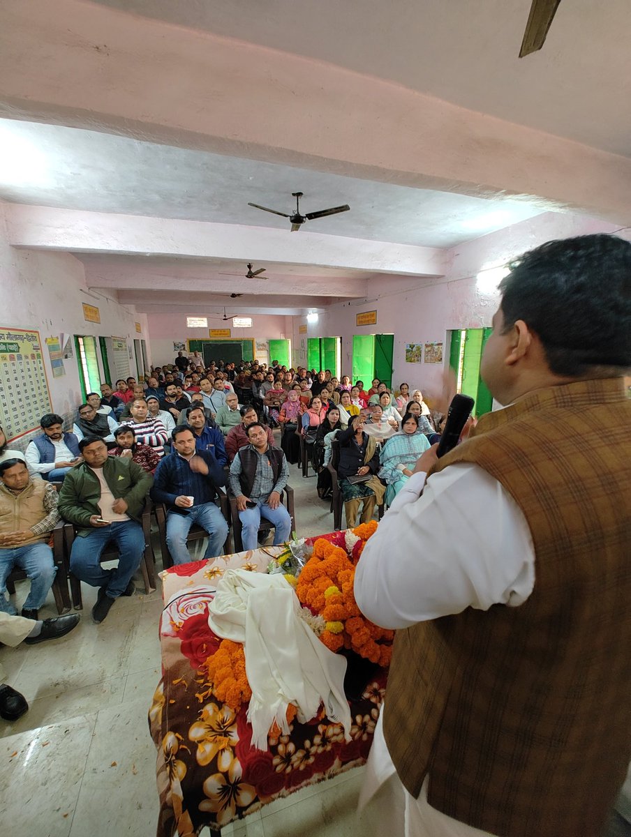 devesh_73's tweet photo. उत्तर प्रदेशीय प्राथमिक शिक्षक संघ के प्रदेश अध्यक्ष डॉ दिनेश चन्द्र शर्मा के चौथी बार निर्विरोध प्रदेश अध्यक्ष निर्वाचित होने पर गृह ब्लॉक बनियाखेड़ा आगमन पर सम्मान समारोह। @DrDCSHARMAUPPSS @UPPSS1921 https://t.co/JVpuJlCloo