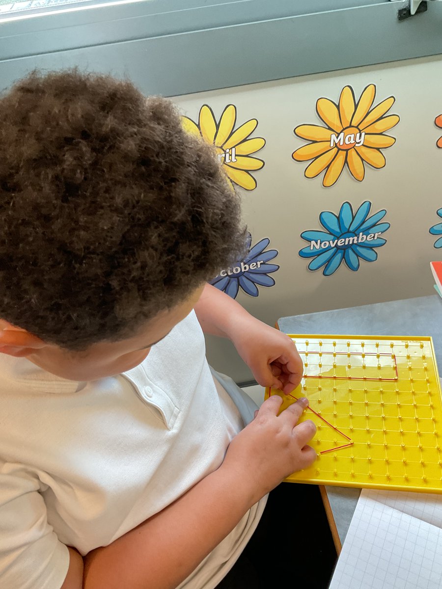 Bridgeview_Hull's tweet photo. Some of the boys in #ClassPeace used geoboards in Math's today. This helped them draw their 2-D shapes. @WhiteRoseEd https://t.co/f8AnuegXu7