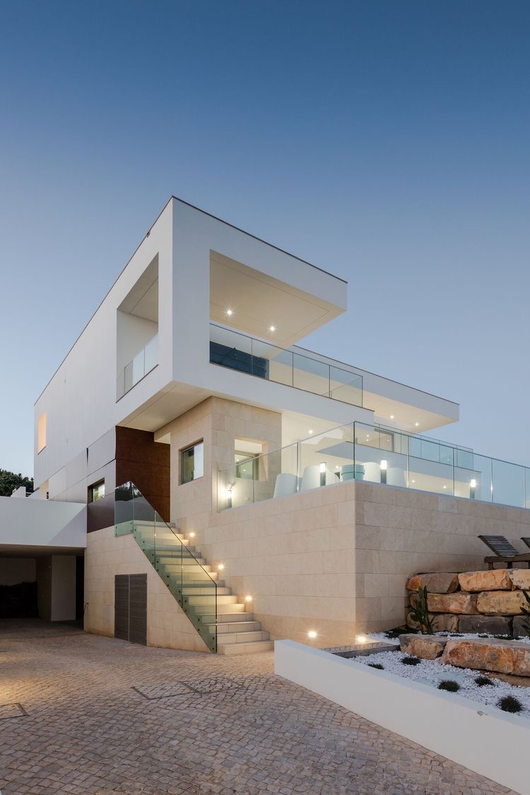 HOUSEPORN___'s tweet photo. White villa. https://t.co/CReqKTTGSN