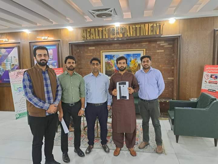 MdcatUpdatess's tweet photo. YDA members have met with Health minister #Sindh today at Sindh health department.They have handed over all the proofs of MDCAT paper leakage to CM and Health Minister and appealed them to take necessary measures.
Case will be filed tomorrow in SHC.
#mdcat #sindh https://t.co/LCXnYDUo7R