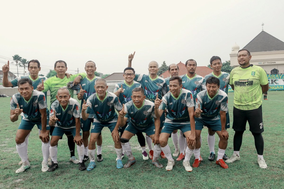 cakimiNOW's tweet photo. Dulu main bola wajib berhenti kalau sudah adzan maghrib, kalau sekarang pertandingannya berhenti karena memang udah nggak kuat 😂
Terima kasih Mat Halil, Cak Anang Ma’ruf, Samsul Arifin, Muharom Rusdiana.
#TimnasLegend #TimnasAMIN #PersebayaLegend #AMINajaDulu https://t.co/YXFykQvfNK