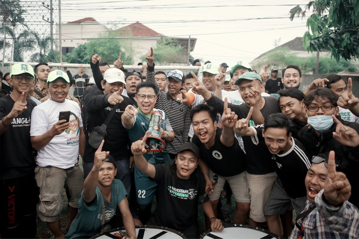 cakimiNOW's tweet photo. Dulu main bola wajib berhenti kalau sudah adzan maghrib, kalau sekarang pertandingannya berhenti karena memang udah nggak kuat 😂
Terima kasih Mat Halil, Cak Anang Ma’ruf, Samsul Arifin, Muharom Rusdiana.
#TimnasLegend #TimnasAMIN #PersebayaLegend #AMINajaDulu https://t.co/YXFykQvfNK