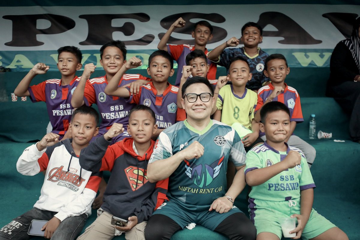 cakimiNOW's tweet photo. Dulu main bola wajib berhenti kalau sudah adzan maghrib, kalau sekarang pertandingannya berhenti karena memang udah nggak kuat 😂
Terima kasih Mat Halil, Cak Anang Ma’ruf, Samsul Arifin, Muharom Rusdiana.
#TimnasLegend #TimnasAMIN #PersebayaLegend #AMINajaDulu https://t.co/YXFykQvfNK