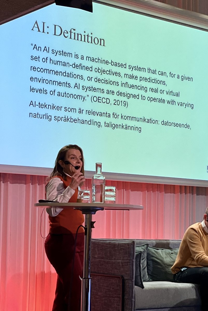 'AI-tekniken måste vara bättre på tolkbarhet, förklarbarhet, genomskinlighet och ansvarighet innan det implemnteras i offentlig sektors kommunikation' @anamariadutceac, @Lundsuni under #FFForskom forumforforskningskommunikation.se/fff-2023/