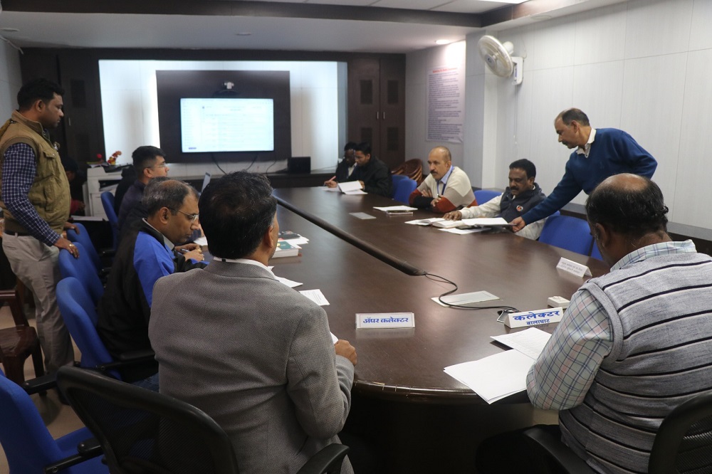 collectorbalagh's tweet photo. मतगणना के लिये हुआ पहला रेंडमाईजेशन
निर्वाचन आयोग के निर्देशानुसार ईवीएम मशीनों तथा पोस्‍टल बैलेट की होने वाली मतगणना के संबंध में मंगलवार को वीसी कक्ष में प्रथम रेंडमाईजेशन किया गया। #ElectionUpdate
#rajivkumareckumarec
#CEOMPElectionsMPElections
#ECISVEEPEP https://t.co/bi2it7UfAd