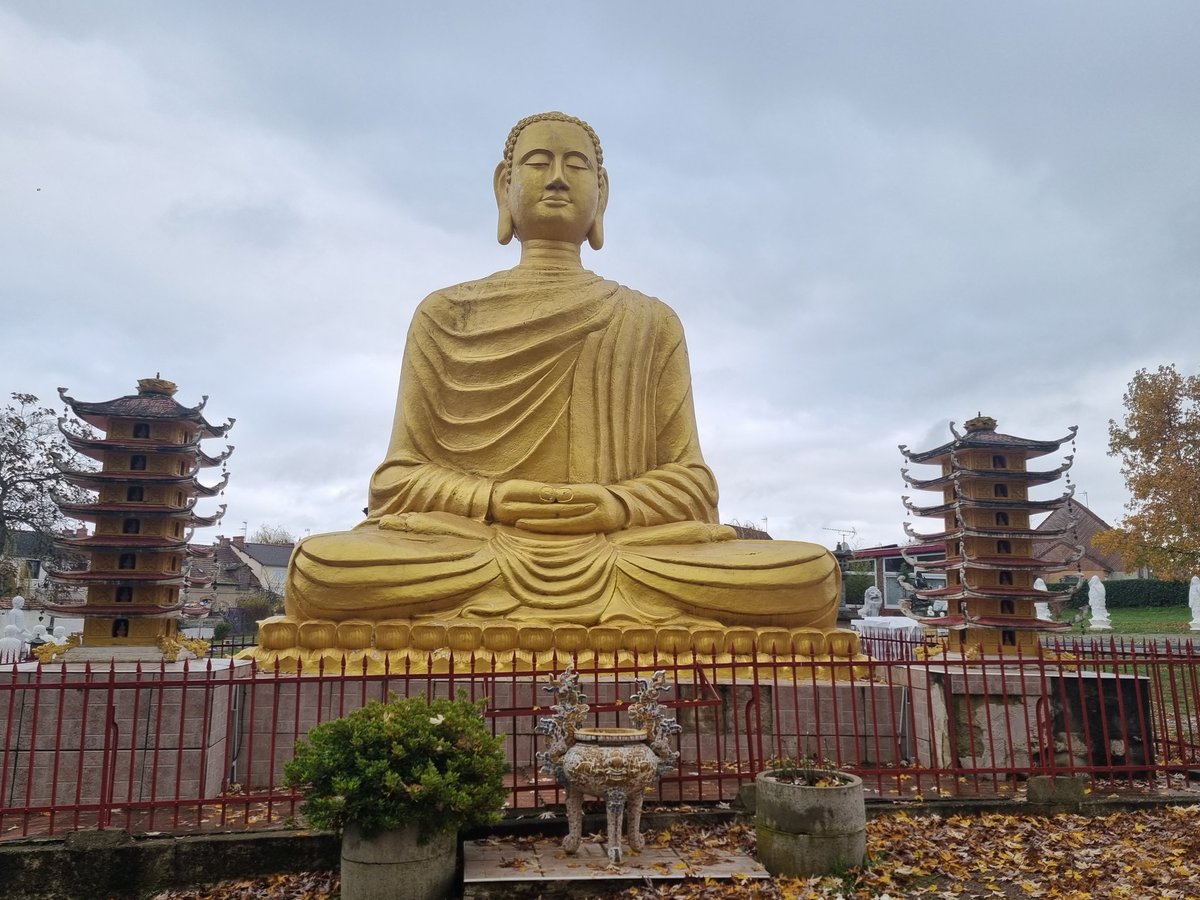 ⛩️ Avec <a href="/Palaisptedoree/">Palais de la Porte Dorée</a> (MNHI), l'académie <a href="/acclermont/">Académie de Clermont-Ferrand</a> organisait vendredi une formation inédite inter-degré des enseignants sur l’immigration asiatique, en s’appuyant sur la communauté de Noyant d’Allier et les archives départementales <a href="/allierdpt/">Allier Département</a>.
<a href="/Constance_Riv/">Constance Riviere</a>
<a href="/DAAC_Clermont/">DAAC de l’académie de Clermont-Ferrand</a>